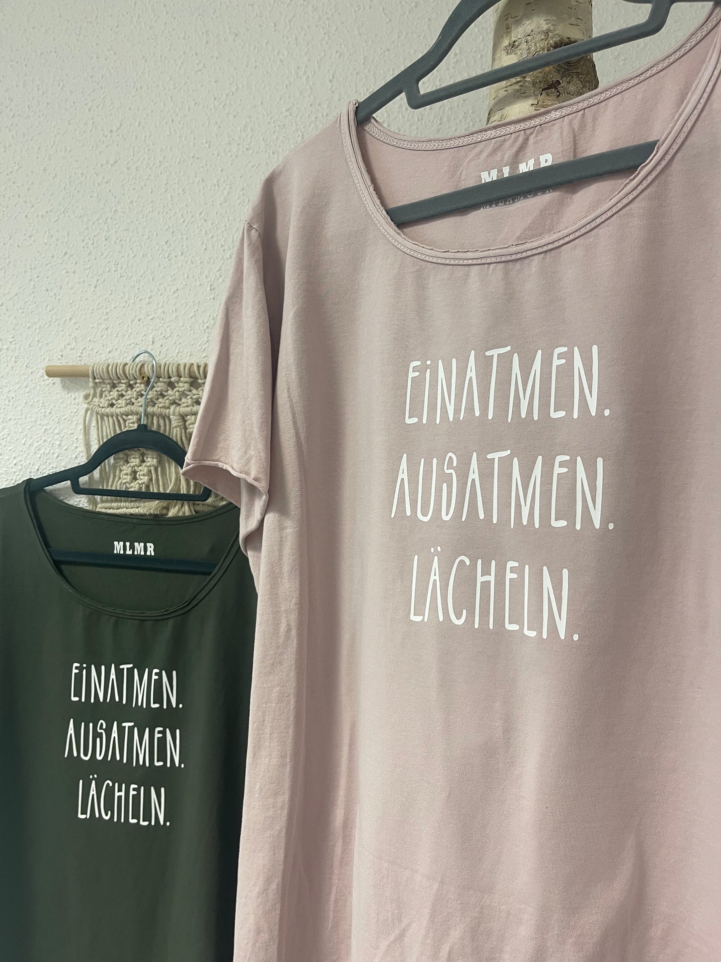 Shirt EINATMEN. AUSATMEN. LÄCHELN. - verschiedene Farben